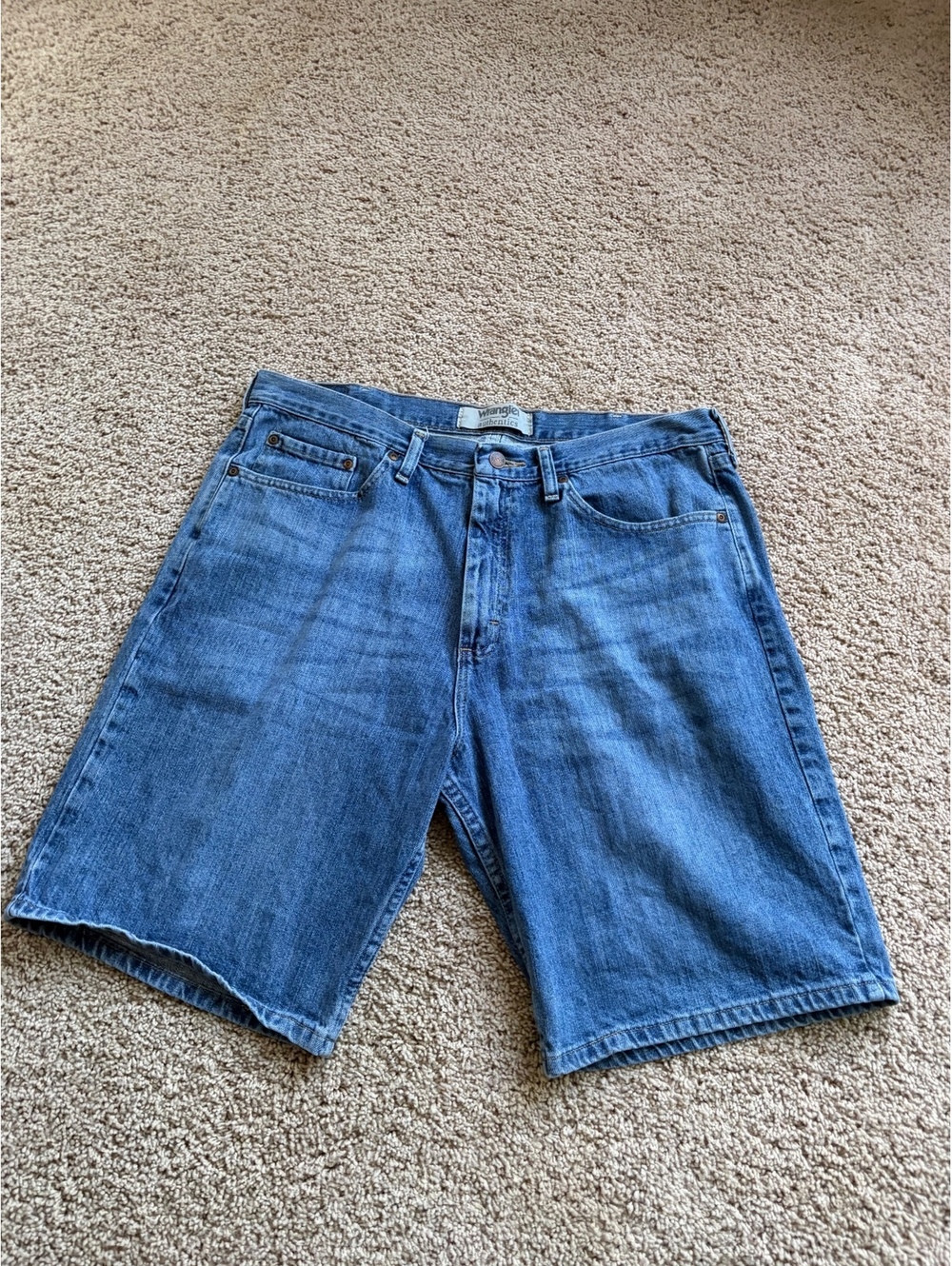 Men's Wrangler denim shorts medium-wash size 36 classic relaxed fit